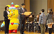 表彰される小金井市立南小学校代表者