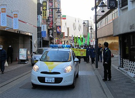 青色防犯パトロールカーの先導で、蔵野市長・杉並区長が先頭になって、合同防犯パトロールに出発