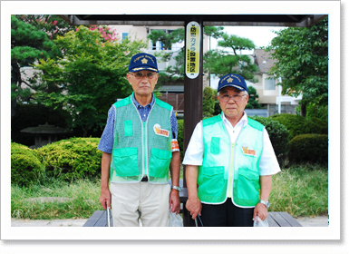 >向かって左から、町会長の 林 孝夫 さん、パトロール隊長の 高橋 洋雄 さん