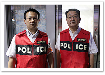 築地警察署生活安全課　佐々課長代理（左）と大山防犯係長（右）