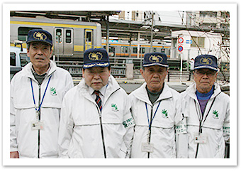 武蔵野市市民安全パトロール隊　西地区隊長　秋本正さん　と隊員の皆さん