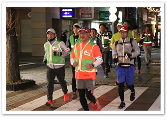写真：尾山台駅前の商店街を走るTK.RUNのメンバー