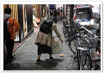 写真：歌舞伎町の繁華街をキレイに