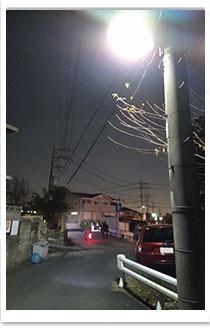 写真：町会が設置した防犯灯が暗い夜道を照らします。