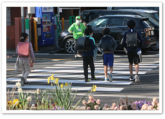 写真：横断歩道を渡る子供たちを優しく見守ります