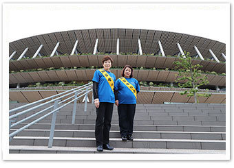 写真：田中幸枝さん（右）と増田サエ子さん国立競技場をバックに