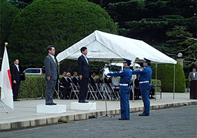警備員による決意表明に引き続き、警視庁生活安総務課長及び東京都治安対策担当部長から防犯腕章が貸与されました。