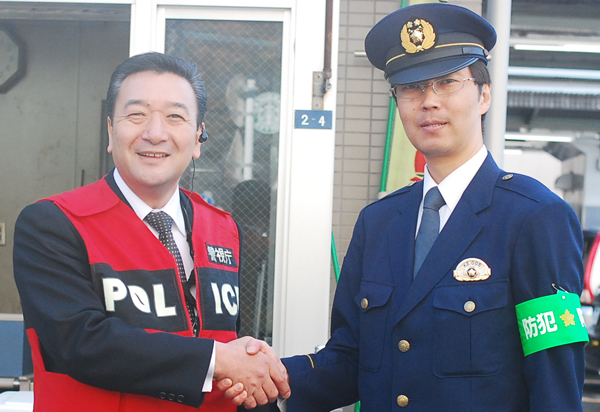 秋本東村山警察署生活安全課長（左）鈴木新座警察署生活安全課長（右） 