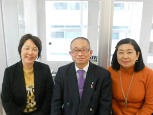 右が鈴木斉子さん、中央が新宿区戸塚地区青少年育成委員会会長の吉田哲也さん、
                左が伊藤容子さん